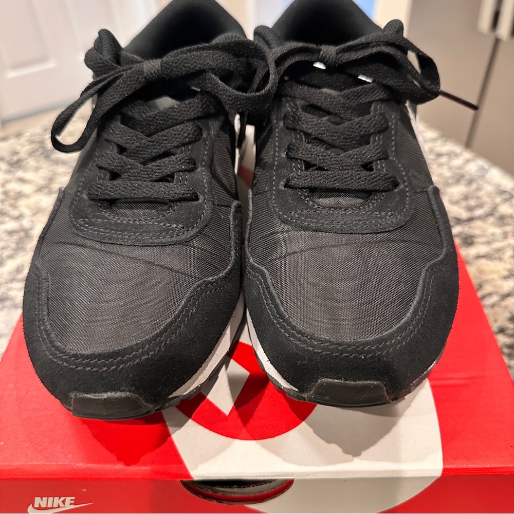 Nike MD Valiant black & white sneaker Y5.5, W7 - Picture 2 of 5